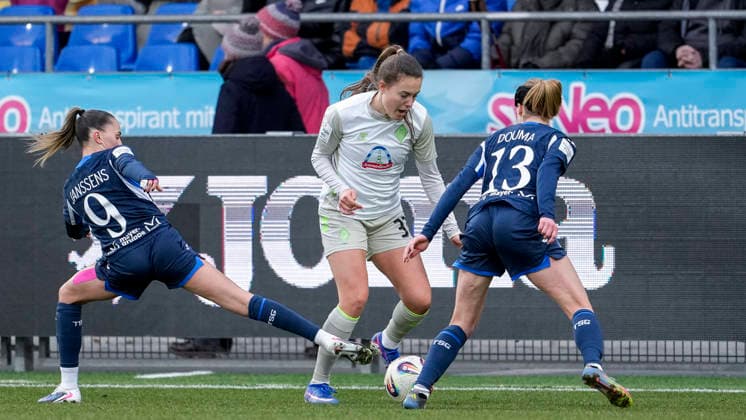 v.li.: Jill Janssens (TSG, 9), Mara Alber (Werder, 37), Wielle Douma (Wianda Ellen Geertruida Douma, TSG, 13), Zweikampf, Spielszene, Duell, duel, tackle, tackling, Dynamik, Action, Aktion, 01.02.2026, Sinsheim (Hoffenheim) (Deutschland), Fussball, Google Pixel Frauen-Bundesliga, TSG 1899 Hoffenheim - SV Werder Bremen, DFB DFL REGULATIONS PROHIBIT ANY USE OF PHOTOGRAPHS AS IMAGE SEQUENCES AND OR QUASI-VIDEO.