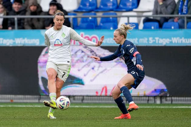 v.li.: Larissa Mühlhaus (Werder, 7), Vanessa Diehm (TSG, 6), Zweikampf, Spielszene, Duell, duel, tackle, tackling, Dynamik, Action, Aktion, 01.02.2026, Sinsheim (Hoffenheim) (Deutschland), Fussball, Google Pixel Frauen-Bundesliga, TSG 1899 Hoffenheim - SV Werder Bremen, DFB DFL REGULATIONS PROHIBIT ANY USE OF PHOTOGRAPHS AS IMAGE SEQUENCES AND OR QUASI-VIDEO.