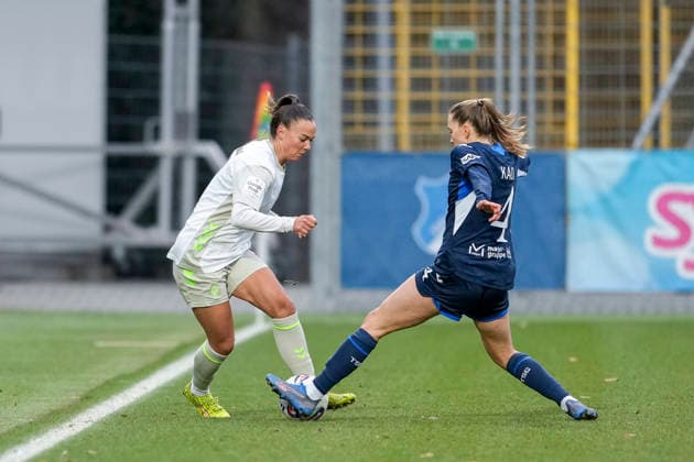 v.li.: Maja Sternad (Werder, 11), Lisann Kaut (TSG, 4), Zweikampf, Spielszene, Duell, duel, tackle, tackling, Dynamik, Action, Aktion, 01.02.2026, Sinsheim (Hoffenheim) (Deutschland), Fussball, Google Pixel Frauen-Bundesliga, TSG 1899 Hoffenheim - SV Werder Bremen, DFB DFL REGULATIONS PROHIBIT ANY USE OF PHOTOGRAPHS AS IMAGE SEQUENCES AND OR QUASI-VIDEO.