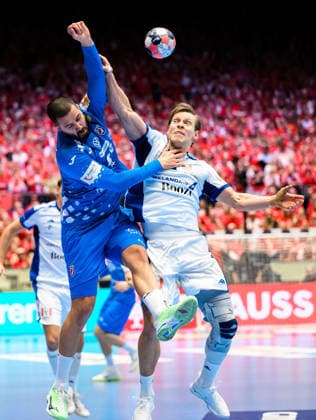 Herning: Handball EM 2026 - Spiel Platz 3 - Island - Kroatien v. li. im Zweikampf Mario Sostaric (Kroatien) und Islands Janus Smarason Herning Jyske Bank Boxen Daenemark