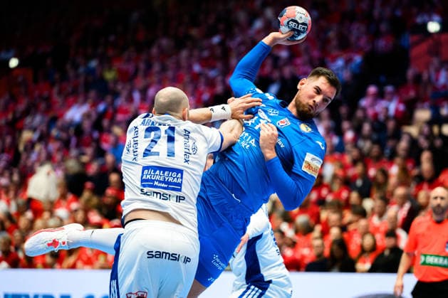 Herning: Handball EM 2026 - Spiel Platz 3 - Island - Kroatien v. li. im Zweikampf Sandra Erlingsdottir (Island) und Tin Lucin (Kroatien) Herning Jyske Bank Boxen Daenemark