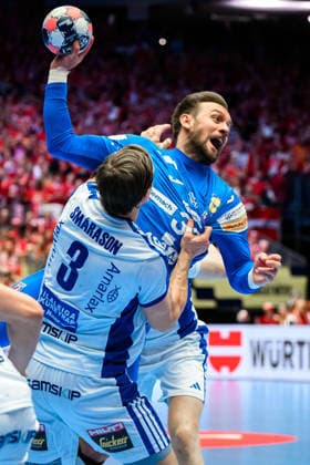 Herning: Handball EM 2026 - Spiel Platz 3 - Island - Kroatien v. li. im Zweikampf Islands Janus Smarason und Luka Cindric (Kroatien) Herning Jyske Bank Boxen Daenemark