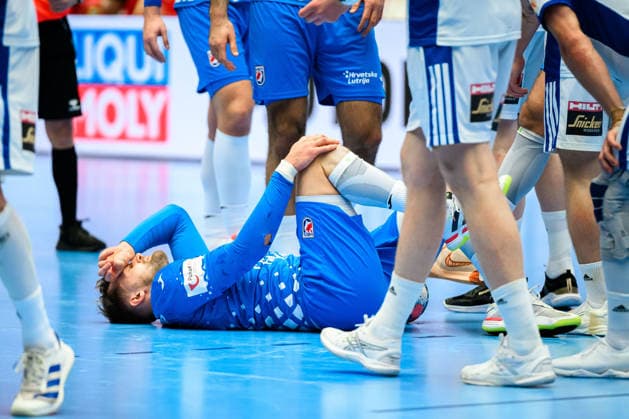 Herning: Handball EM 2026 - Spiel Platz 3 - Island - Kroatien Luka Cindric (Kroatien) Verletzt Verletzung Schmerzen Herning Jyske Bank Boxen Daenemark