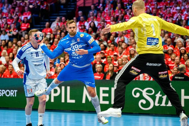 Herning: Handball EM 2026 - Spiel Platz 3 - Island - Kroatien David Mandic (Kroatien), Islands Bjoergvin Gustavsson Herning Jyske Bank Boxen Daenemark