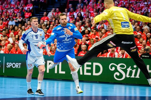 Herning: Handball EM 2026 - Spiel Platz 3 - Island - Kroatien David Mandic (Kroatien), Islands Bjoergvin Gustavsson Herning Jyske Bank Boxen Daenemark