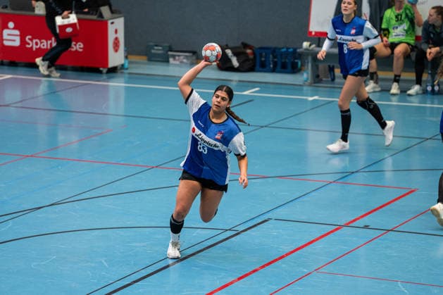 HSG Blomberg-Lippe II vs. TSV Nord Harrislee, Handball, 3. Liga Nord, Spieltag 14, 1.2.2026, Saision 2025 2026, Blomberg Jamila Bouba (HSG Blomberg-Lippe II, 83) beim Spielaufbau Blomberg Sporthalle an der Ulmenallee Deutschland