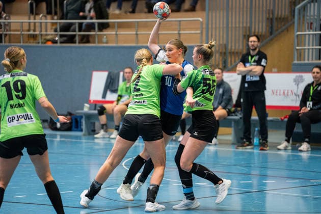 HSG Blomberg-Lippe II vs. TSV Nord Harrislee, Handball, 3. Liga Nord, Spieltag 14, 1.2.2026, Saision 2025 2026, Blomberg Megan Rusko (HSG Blomberg-Lippe II, 10) im Zweikampf mit Anne Cathrine Styrbaek (TSV Nord Harrislee, 02) und Tabea Schleemann (TSV Nord Harrislee, 55) Blomberg Sporthalle an der Ulmenallee Deutschland