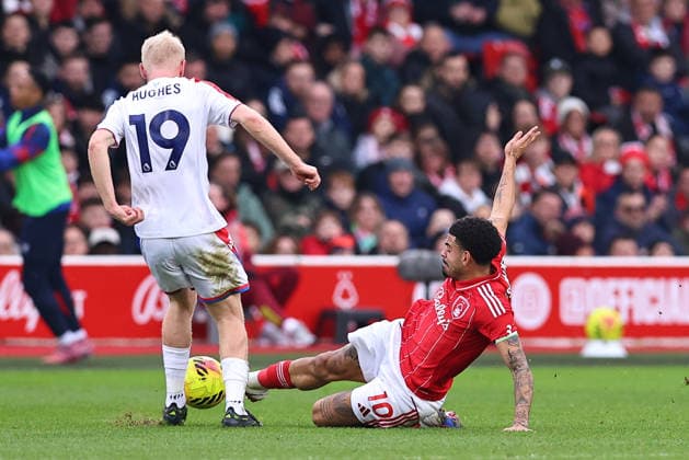 Nottingham Forest v Crystal Palace, Premier League Morgan Gibbs-White of Nottingham Forest slides in to tackle Will Hughes of Crystal Palace during the Nottingham Forest v Crystal Palace Premier League match at the City Ground, West Bridgford, England on 1 February 2026 Credit: Ryan Crockett Every Second Media Editorial use only. All images are copyright Every Second Media Limited. No images may be reproduced without prior permission. All rights reserved. Premier League and Football League images are subject to licensing agreements with Football DataCo Limited. see https: www.football-dataco.com Copyright: xIMAGO EveryxSecondxMediax ESM-1783-0062 RyanxCrockettx xEveryxSecondxMediax