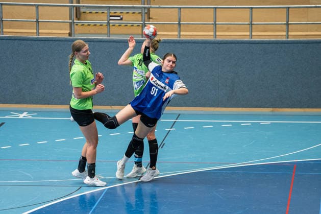 HSG Blomberg-Lippe II vs. TSV Nord Harrislee, Handball, 3. Liga Nord, Spieltag 14, 1.2.2026, Saision 2025 2026, Blomberg Louisa Osterloh (HSG Blomberg-Lippe II, 91) im Torwurf Blomberg Sporthalle an der Ulmenallee Deutschland