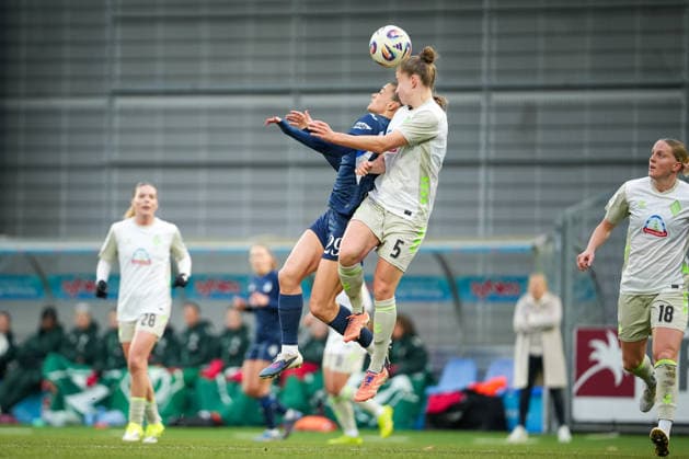 Fussball: Google Pixel Frauen-Bundesliga, 16. Spieltag, TSG Hoffenheim - SV Werder Bremen am 01.02.2026 in Hoffenheim (Dietmar-Hopp-Stadion), Deutschland, Saison 2025 2026: DFB DFL REGULATIONS PROHIBIT ANY USE OF PHOTOGRAPHS as IMAGE SEQUENCES and or QUASI-VIDEO: Kopfballduell zwischen Cerci, Selina (29,TSG) und Ulbrich, Michelle (5,SVW) Hoffenheim Dietmar-Hopp-Stadion Deutschland Copyright: xChristophxKinzingerx