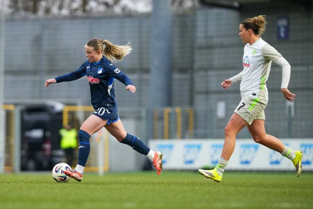Fussball: Google Pixel Frauen-Bundesliga, 16. Spieltag, TSG Hoffenheim - SV Werder Bremen am 01.02.2026 in Hoffenheim (Dietmar-Hopp-Stadion), Deutschland, Saison 2025 2026: DFB DFL REGULATIONS PROHIBIT ANY USE OF PHOTOGRAPHS as IMAGE SEQUENCES and or QUASI-VIDEO: Gloning, Laura (20,TSG) im Laufduell mit Mühlhaus, Larissa Michelle (7,SVW) Hoffenheim Dietmar-Hopp-Stadion Deutschland Copyright: xChristophxKinzingerx