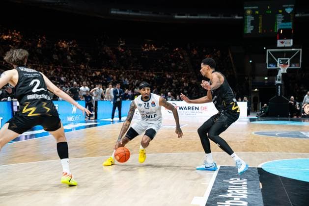 Spielaktion mit Michael Weathers (20; MLP Academics Heidelberg), Benjamin Schröder (2; Basketball Löwen Braunschweig) und David NGuessan (1; Basketball Löwen Braunschweig) auf dem Spielfeld EasyCredit BBL 18. Spieltag in Braunschweig Michael Weathers (20; MLP Academics Heidelberg) mit Ball gegen Benjamin Schröder (2; Basketball Löwen Braunschweig) und David NGuessan (1; Basketball Löwen Braunschweig)