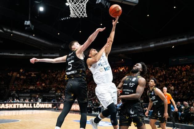 Spielaktion mit Luka ä?uka (5; Basketball Löwen Braunschweig) und Kevin McClain (3, MLP Academics Heidelberg) am Korb in der EasyCredit BBL am 18. Spieltag in Braunschweig. EasyCredit BBL 18. Spieltag in Braunschweig Spielaktion mit Luka ä?uka (5; Basketball Löwen Braunschweig) und Kevin McClain (3, MLP Academics Heidelberg) am Korb