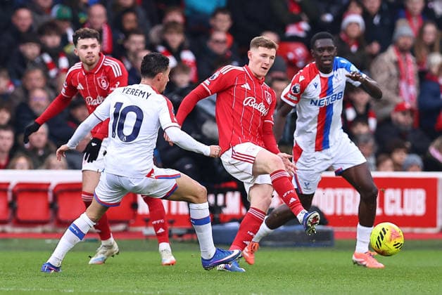 Nottingham Forest v Crystal Palace, Premier League Elliot Anderson of Nottingham Forest plays the ball away from Yeremy Pino of Crystal Palace during the Nottingham Forest v Crystal Palace Premier League match at the City Ground, West Bridgford, England on 1 February 2026 Credit: Ryan Crockett Every Second Media Editorial use only. All images are copyright Every Second Media Limited. No images may be reproduced without prior permission. All rights reserved. Premier League and Football League images are subject to licensing agreements with Football DataCo Limited. see https: www.football-dataco.com Copyright: xIMAGO EveryxSecondxMediax ESM-1783-0069 RyanxCrockettx xEveryxSecondxMediax