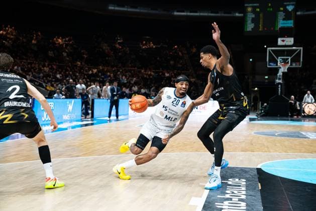 Spielaktion mit Michael Weathers (20; MLP Academics Heidelberg), David NGuessan (1; Basketball Löwen Braunschweig) und Benjamin Schröder (2; Basketball Löwen Braunschweig) in der EasyCredit BBL am 18. Spieltag in Braunschweig EasyCredit BBL 18. Spieltag in Braunschweig Michael Weathers (20; MLP Academics Heidelberg) mit Ball gegen David NGuessan (1; Basketball Löwen Braunschweig) und Benjamin Schröder (2; Basketball Löwen Braunschweig)