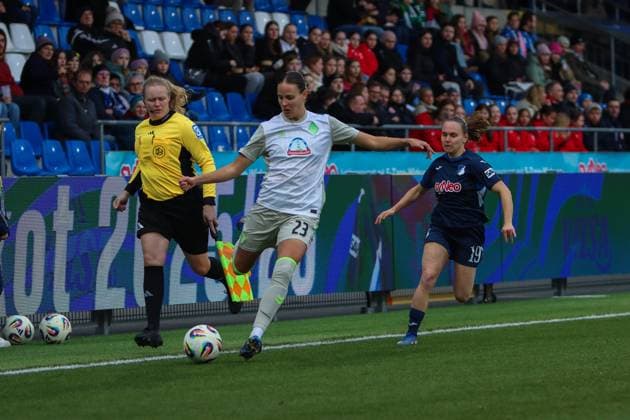 Hanna Nemeth (23; SV Werder Bremen) im Zweikampf mit Marie Steiner (19; TSG Hoffenheim) am Ball Zweikampf um den Ball