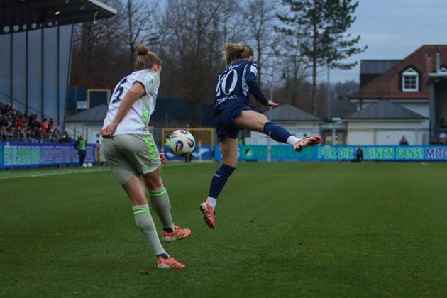 10; TSG Hoffenheim schießt den Ball, während Michelle Ulbrich (5; SV Werder Bremen) verteidigt Schuss von 10; TSG Hoffenheim