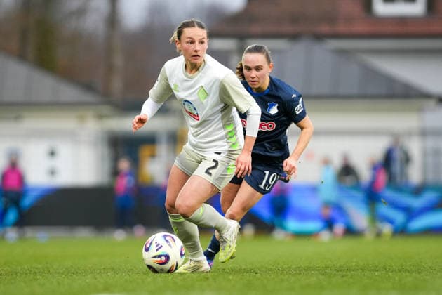 Fussball: Google Pixel Frauen-Bundesliga, 16. Spieltag, TSG Hoffenheim - SV Werder Bremen am 01.02.2026 in Hoffenheim (Dietmar-Hopp-Stadion), Deutschland, Saison 2025 2026: DFB DFL REGULATIONS PROHIBIT ANY USE OF PHOTOGRAPHS as IMAGE SEQUENCES and or QUASI-VIDEO: D Angelo, Chiara Anna (2,SVW) im Duell mit Steiner, Marie (19,TSG). Hoffenheim Dietmar-Hopp-Stadion Deutschland Copyright: xChristophxKinzingerx