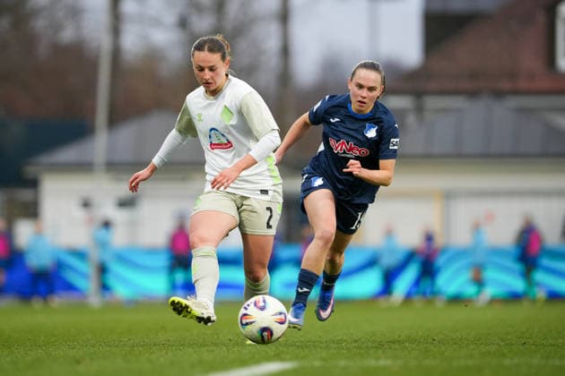 Fussball: Google Pixel Frauen-Bundesliga, 16. Spieltag, TSG Hoffenheim - SV Werder Bremen am 01.02.2026 in Hoffenheim (Dietmar-Hopp-Stadion), Deutschland, Saison 2025 2026: DFB DFL REGULATIONS PROHIBIT ANY USE OF PHOTOGRAPHS as IMAGE SEQUENCES and or QUASI-VIDEO: D Angelo, Chiara Anna (2,SVW) im Duell mit Steiner, Marie (19,TSG). Hoffenheim Dietmar-Hopp-Stadion Deutschland Copyright: xChristophxKinzingerx