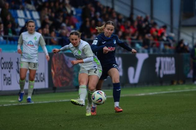 Laura Gloning (20; TSG Hoffenheim) im Zweikampf mit Chiara D’Angelo (2; SV Werder Bremen) um den Ball Zweikampf um den Ball