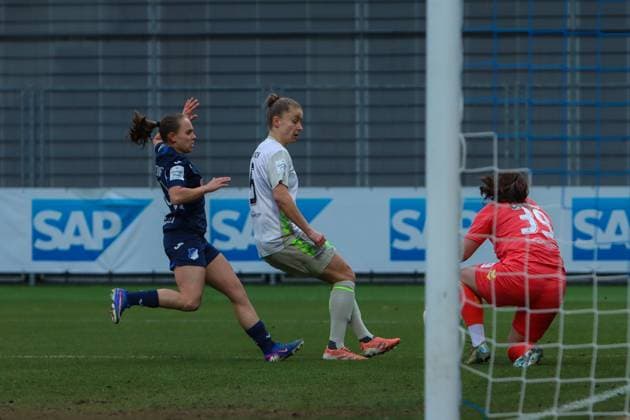 Michelle Ulbrich (5; SV Werder Bremen) blockt Schuss von Marie Steiner (19; TSG Hoffenheim) vor Torwart 39; TSG Hoffenheim Block vor dem Tor