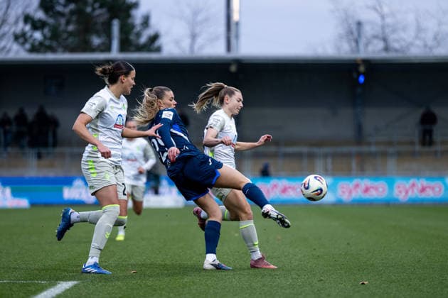 Selina Cerci (TSG Hoffenheim, 29) im Zweikampf mit Michelle Weiß (Werder Bremen, 15), Hanna Nemeth (Werder Bremen, 23), GER, TSG 1899 Hoffenheim vs SV Werder Bremen, Fussball Google Pixel Frauen Bundesliga, 16. Spieltag, Saison 2025 2026, 01.02.2026 DFB regulations prohibit any use of photographs as image sequences and or quasi-video GER, TSG 1899 Hoffenheim vs SV Werder Bremen, Fussball Google Pixel Frauen Bundesliga, 16. Spieltag, Saison 2025 2026, 01.02.2026 Hoffenheim Copyright: xEibner-Pressefoto Memmlerx EP_MMR