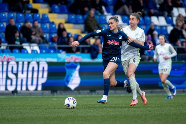 Selina Cerci (TSG Hoffenheim, 29) im Zweikampf mit Michelle Ulbrich (Werder Bremen, 05), GER, TSG 1899 Hoffenheim vs SV Werder Bremen, Fussball Google Pixel Frauen Bundesliga, 16. Spieltag, Saison 2025 2026, 01.02.2026 DFB regulations prohibit any use of photographs as image sequences and or quasi-video GER, TSG 1899 Hoffenheim vs SV Werder Bremen, Fussball Google Pixel Frauen Bundesliga, 16. Spieltag, Saison 2025 2026, 01.02.2026 Hoffenheim Copyright: xEibner-Pressefoto Memmlerx EP_MMR