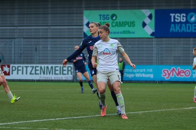 Michelle Ulbrich (5; SV Werder Bremen) im Zweikampf mit Selina Cerci (8; TSG Hoffenheim) Zweikampf um den Ball