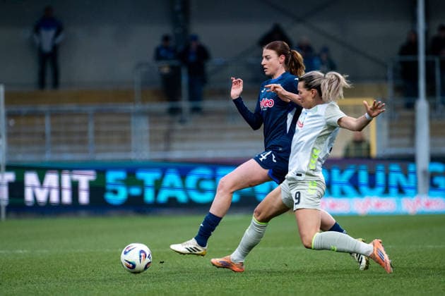 Lisa Doorn (TSG Hoffenheim, 14) im Zweikampf mit Medina Desic (Werder Bremen, 09), GER, TSG 1899 Hoffenheim vs SV Werder Bremen, Fussball Google Pixel Frauen Bundesliga, 16. Spieltag, Saison 2025 2026, 01.02.2026 DFB regulations prohibit any use of photographs as image sequences and or quasi-video GER, TSG 1899 Hoffenheim vs SV Werder Bremen, Fussball Google Pixel Frauen Bundesliga, 16. Spieltag, Saison 2025 2026, 01.02.2026 Hoffenheim Copyright: xEibner-Pressefoto Memmlerx EP_MMR