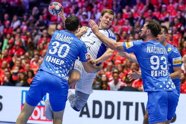 01.02.2026, Handball, Men s EHF EURO 2026, Island - Kroatien, Jyske Bank Boxen in Herning, Dänemark, Placement Match 3 4: Janus Dadi Smarason (Iceland 03) im Zweikampf gegen Marko Mamic (Croatia 30) Veron Nacinovic (Croatia 93) Dänemark