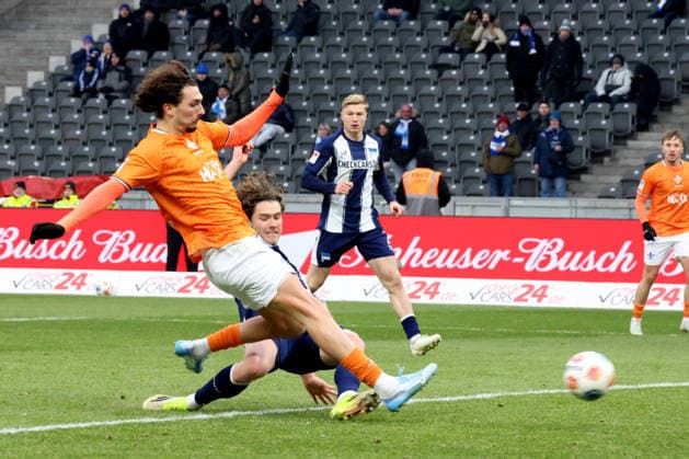 DEU, DFL, 2. FBL, Hertha BSC vs. Darmstadt, 01.02.2026, Berliner Olympiastadion, Berlin, DEU, DFL, 2. FBL, Hertha BSC vs. Darmstadt, im Bild 2:2 durch Fraser Hornby (Darmstadt 9), Linus Gechter (Hertha BSC Berlin 44) DFL - regulations prohibit any use of Photographs as image sequences and or quasi-video