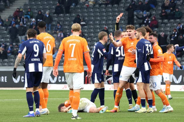 DEU, DFL, 2. FBL, Hertha BSC vs. Darmstadt, 01.02.2026, Berliner Olympiastadion, Berlin, DEU, DFL, 2. FBL, Hertha BSC vs. Darmstadt, im Bild Rote Karte fuer Dawid Kownacki (Hertha BSC Berlin 9) DFL - regulations prohibit any use of Photographs as image sequences and or quasi-video
