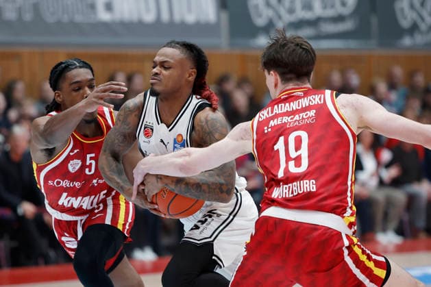 v. l. n. r.: Marcus Carr (Fitness First Wuerzburg Baskets, 5), Cobe Williams (Bamberg Baskets, 24) and Christian Skladanowski (Fitness First Wuerzburg Baskets, 19), 01.02.2026, Basketball, BBL, Fitness First Wuerzburg Baskets vs. BMA365 Bamberg Baskets, GER, Wuerzburg, Tectake Arena. Copyright: HMBxMedia xHeikoxBecker
