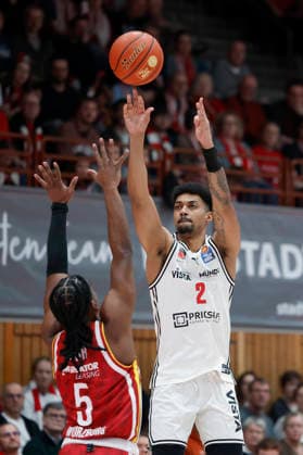 v. l. n. r.: Marcus Carr (Fitness First Wuerzburg Baskets, 5) and Ibrahim Watson (Bamberg Baskets, 2), 01.02.2026, Basketball, BBL, Fitness First Wuerzburg Baskets vs. BMA365 Bamberg Baskets, GER, Wuerzburg, Tectake Arena. Copyright: HMBxMedia xHeikoxBecker