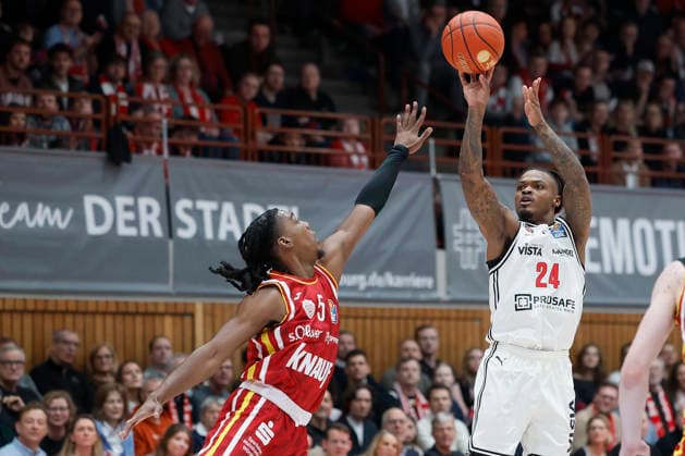 v. l. n. r.: Marcus Carr (Fitness First Wuerzburg Baskets, 5) and Cobe Williams (Bamberg Baskets, 24) mit einem Dreier, 01.02.2026, Basketball, BBL, Fitness First Wuerzburg Baskets vs. BMA365 Bamberg Baskets, GER, Wuerzburg, Tectake Arena. Copyright: HMBxMedia xHeikoxBecker