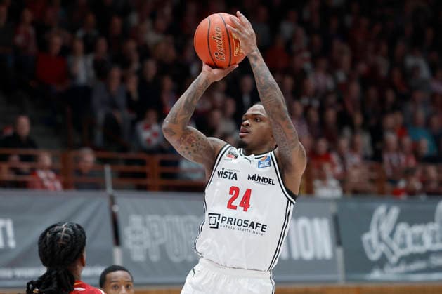 v. l. n. r.: Marcus Carr (Fitness First Wuerzburg Baskets, 5) and Cobe Williams (Bamberg Baskets, 24) mit einem Dreier, 01.02.2026, Basketball, BBL, Fitness First Wuerzburg Baskets vs. BMA365 Bamberg Baskets, GER, Wuerzburg, Tectake Arena. Copyright: HMBxMedia xHeikoxBecker