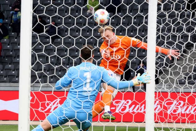 DEU, DFL, 2. FBL, Hertha BSC vs. Darmstadt, 01.02.2026, Berliner Olympiastadion, Berlin, DEU, DFL, 2. FBL, Hertha BSC vs. Darmstadt, im Bild Tjark Ernst (Hertha BSC Berlin 1), Isac Lidberg (Darmstadt 7) DFL - regulations prohibit any use of Photographs as image sequences and or quasi-video