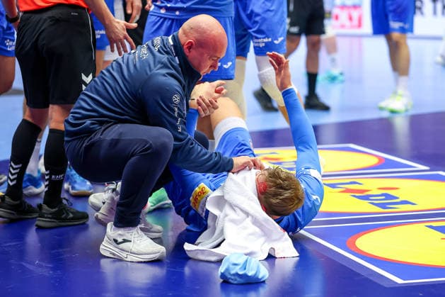 01.02.2026, Handball, Men s EHF EURO 2026, Island - Kroatien, Jyske Bank Boxen in Herning, Dänemark, Placement Match 3 4: David Mandic (Croatia 39) muss mit einer Platzwunde im gesicht medizinisch versorgt werden Dänemark