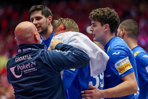 01.02.2026, Handball, Men s EHF EURO 2026, Island - Kroatien, Jyske Bank Boxen in Herning, Dänemark, Placement Match 3 4: David Mandic (Croatia 39) muss mit einer Platzwunde im gesicht medizinisch versorgt werden Dänemark