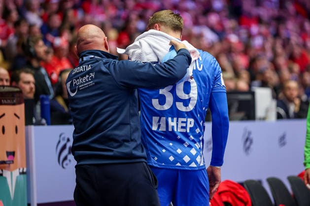 01.02.2026, Handball, Men s EHF EURO 2026, Island - Kroatien, Jyske Bank Boxen in Herning, Dänemark, Placement Match 3 4: David Mandic (Croatia 39) muss mit einer Platzwunde im gesicht medizinisch versorgt werden Dänemark