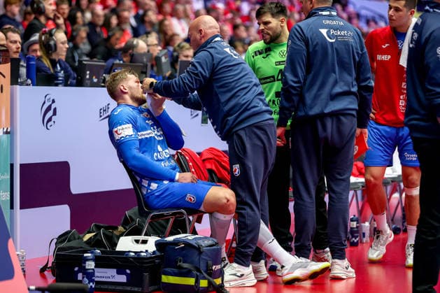 01.02.2026, Handball, Men s EHF EURO 2026, Island - Kroatien, Jyske Bank Boxen in Herning, Dänemark, Placement Match 3 4: David Mandic (Croatia 39) muss mit einer Platzwunde im gesicht medizinisch versorgt werden Dänemark