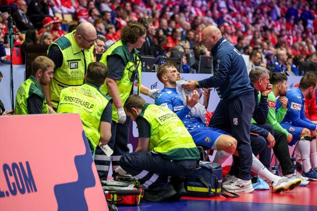 01.02.2026, Handball, Men s EHF EURO 2026, Island - Kroatien, Jyske Bank Boxen in Herning, Dänemark, Placement Match 3 4: David Mandic (Croatia 39) muss mit einer Platzwunde im gesicht medizinisch versorgt werden Dänemark