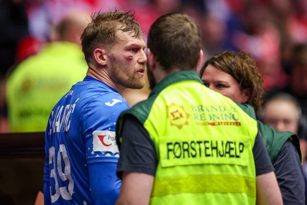 01.02.2026, Handball, Men s EHF EURO 2026, Island - Kroatien, Jyske Bank Boxen in Herning, Dänemark, Placement Match 3 4: David Mandic (Croatia 39) muss mit einer Platzwunde im gesicht medizinisch versorgt werden Dänemark
