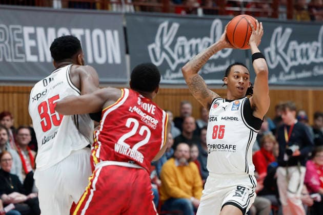 v. l. n. r.: Ejiofor Onu (Bamberg Baskets,11), Johnathan Stove (Fitness First Wuerzburg Baskets, 22) and Austin Matthew Crowley (Bamberg Baskets, 85) 01.02.2026, Basketball, BBL, Fitness First Wuerzburg Baskets vs. BMA365 Bamberg Baskets, GER, Wuerzburg, Tectake Arena. Copyright: HMBxMedia xHeikoxBecker