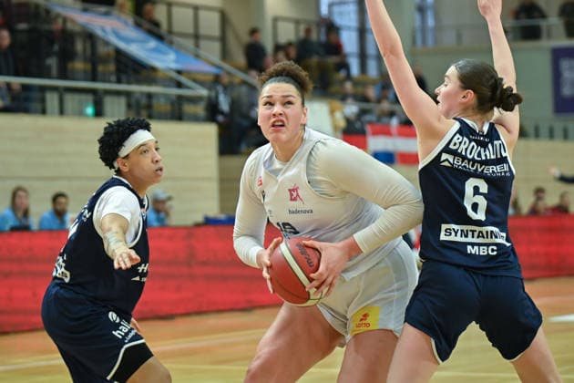 Liz Smith (Lions, 24), Elea Gaba (Freibung, 19), Nicole Brochlitz (Lions, 6), Syntainics MBC vs. Eisvoegel USC Freiburg, Frauen, Basketball, 1. Bundesliga, DBBL, Hauptrunde, 17. Spieltag, Saison 2025 26, 01.02.2026. Halle SWH Arena Sachsen-Anhalt Deutschland