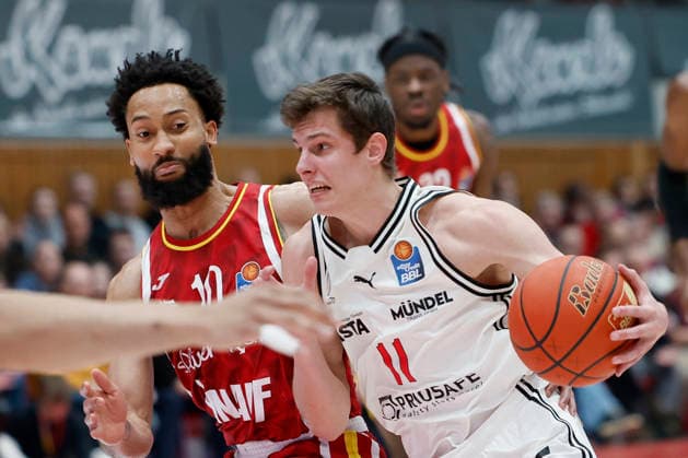 v. l. n. r.: Davion Mintz (Fitness First Wuerzburg Baskets, 10) and Richard Balint (Bamberg Baskets, 9), 01.02.2026, Basketball, BBL, Fitness First Wuerzburg Baskets vs. BMA365 Bamberg Baskets, GER, Wuerzburg, Tectake Arena. Copyright: HMBxMedia xHeikoxBecker