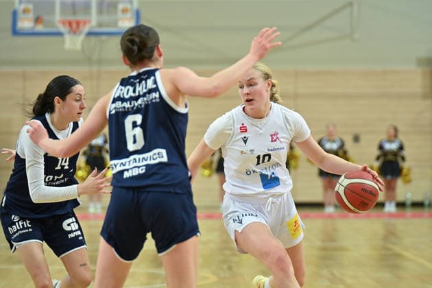 Katelyn Shumate (Lions, 14), Nicole Brochlitz (Lions, 6), Helena Englisch (Freiburg, 10), Syntainics MBC vs. Eisvoegel USC Freiburg, Frauen, Basketball, 1. Bundesliga, DBBL, Hauptrunde, 17. Spieltag, Saison 2025 26, 01.02.2026. Halle SWH Arena Sachsen-Anhalt Deutschland
