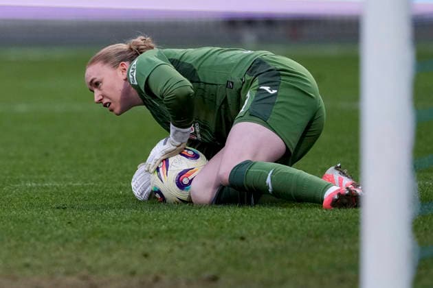 Laura Johanna Dick (Torwart, Torhüterin, TSG, 1), am Ball, Freisteller, Ganzkörper, Einzelbild, Einzelfoto, Aktion, Action, 01.02.2026, Sinsheim (Hoffenheim) (Deutschland), Fussball, Google Pixel Frauen-Bundesliga, TSG 1899 Hoffenheim - SV Werder Bremen, DFB DFL REGULATIONS PROHIBIT ANY USE OF PHOTOGRAPHS AS IMAGE SEQUENCES AND OR QUASI-VIDEO.