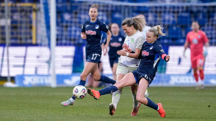 v.li.: Medina Desic (Werder, 9), Vanessa Diehm (TSG, 6), Zweikampf, Spielszene, Duell, duel, tackle, tackling, Dynamik, Action, Aktion, 01.02.2026, Sinsheim (Hoffenheim) (Deutschland), Fussball, Google Pixel Frauen-Bundesliga, TSG 1899 Hoffenheim - SV Werder Bremen, DFB DFL REGULATIONS PROHIBIT ANY USE OF PHOTOGRAPHS AS IMAGE SEQUENCES AND OR QUASI-VIDEO.