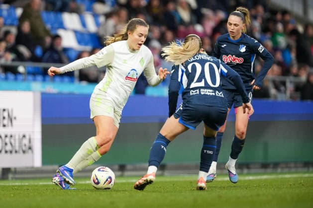 Fussball: Google Pixel Frauen-Bundesliga, 16. Spieltag, TSG Hoffenheim - SV Werder Bremen am 01.02.2026 in Hoffenheim (Dietmar-Hopp-Stadion), Deutschland, Saison 2025 2026: DFB DFL REGULATIONS PROHIBIT ANY USE OF PHOTOGRAPHS as IMAGE SEQUENCES and or QUASI-VIDEO: Alber, Mara (37,SVW) im Zweikampf mit Gloning, Laura (20,TSG). Hoffenheim Dietmar-Hopp-Stadion Deutschland Copyright: xChristophxKinzingerx